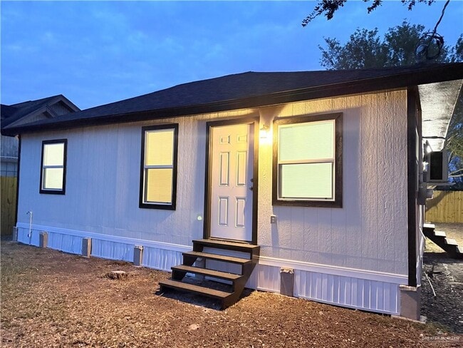 Building Photo - 16 Gardenia St