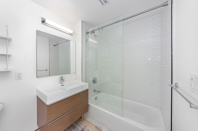 Building Photo - 719 Larkin St