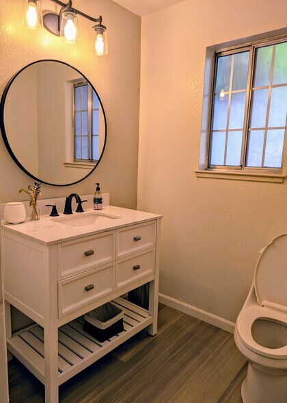 Half-bath - 3907 Vine St