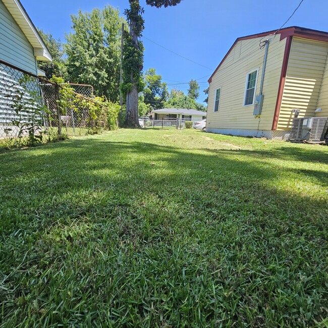 Building Photo - 2021 Hudson St