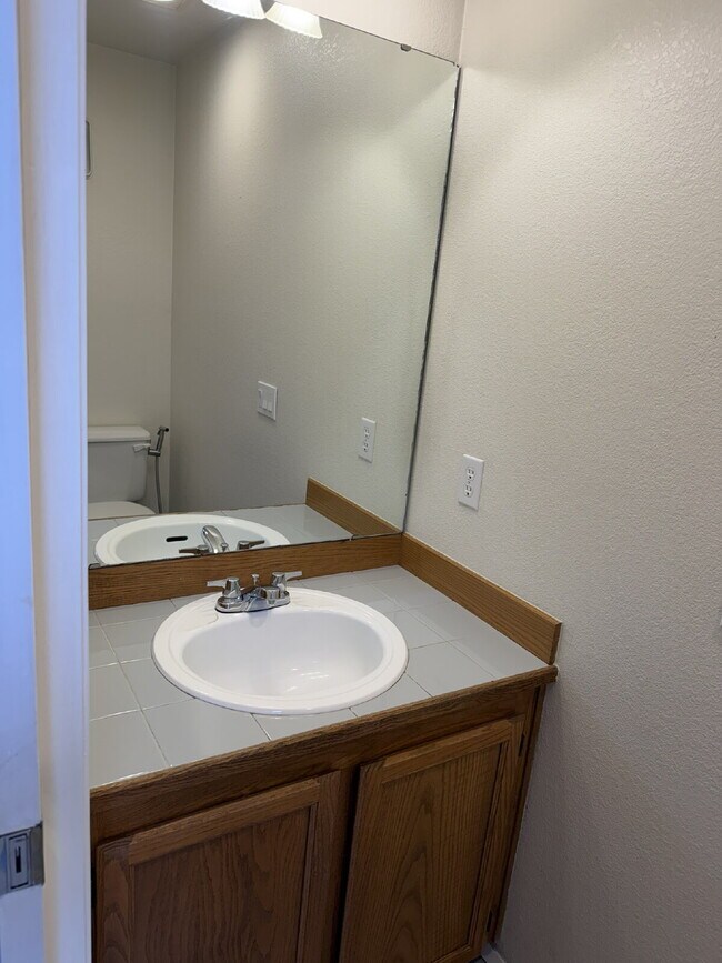 Building Photo - 2 Bedroom Townhome in Kent, Available for Immediate Move In