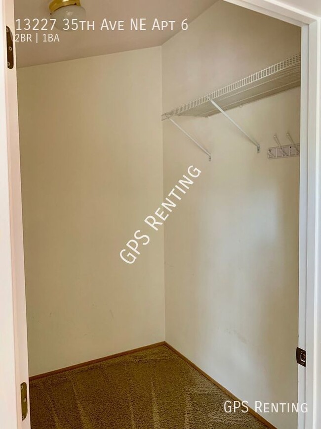 Building Photo - Top floor Condo filled with light