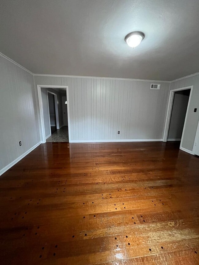 Building Photo - Picturesque Home Worth Checking Out