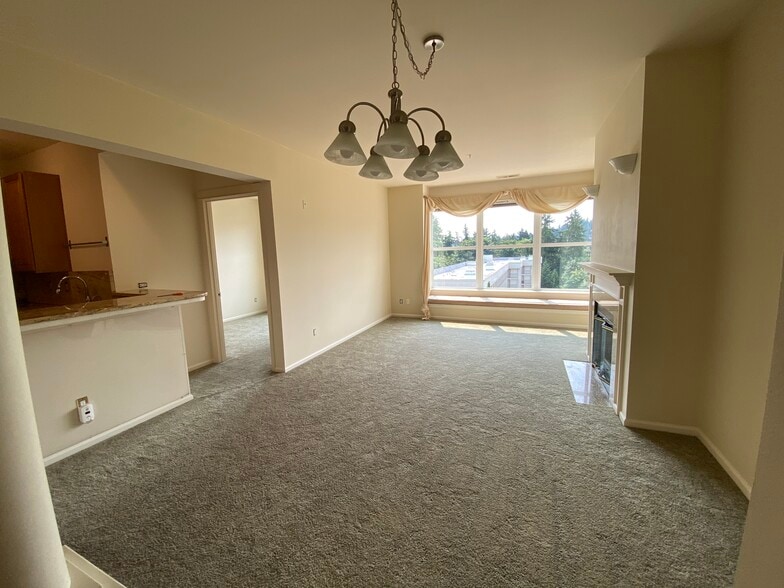 Large south facing living room with breakfast bar - 10042 Main St