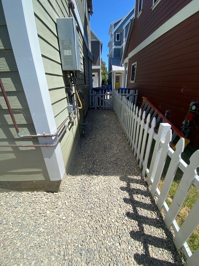 Building Photo - Studio townhouse with attached garage close to Downtown SLO