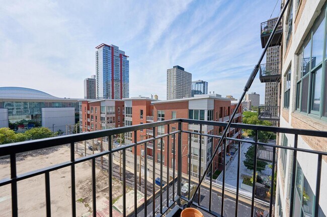 Building Photo - 221 E Cullerton St