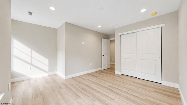 Building Photo - 456 S Nectar Ave