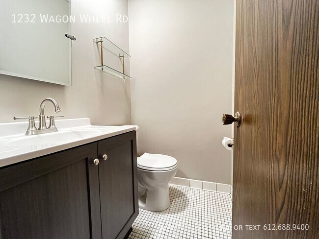Building Photo - 3 Bed 3 Bath Townhome - 2 Car Attached Gar...