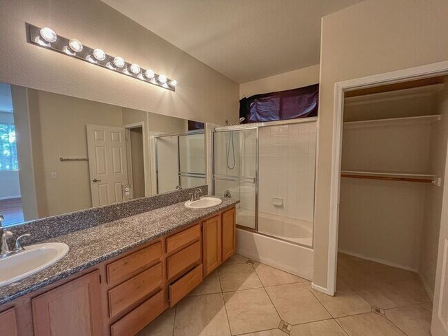 Building Photo - Charming Single-Story Home in a Prime Loca...