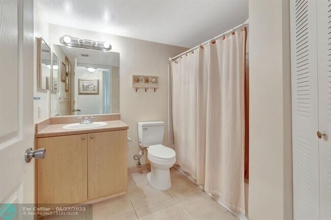 Building Photo - 923 Villa Cir