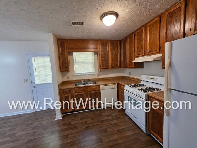 Building Photo - Amazing 3 bedroom, 2.5 bath townhome/ Great Roommate Floorplan / Great Location