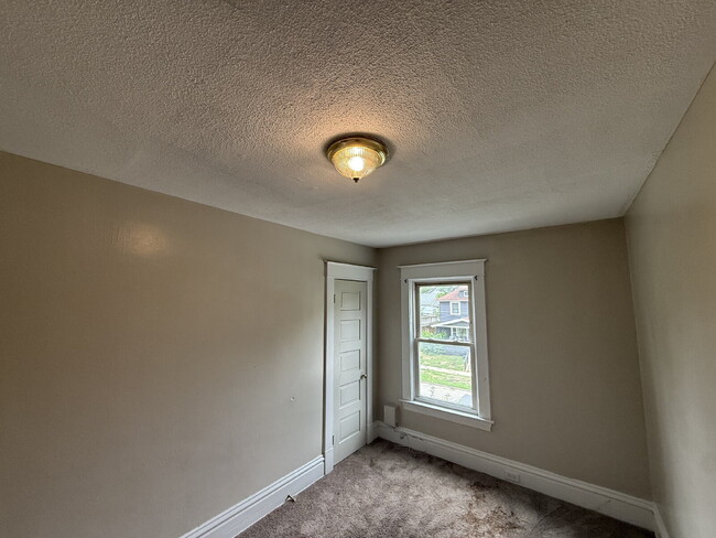 Building Photo - 4BR/2BA SE Side Single-family Home
