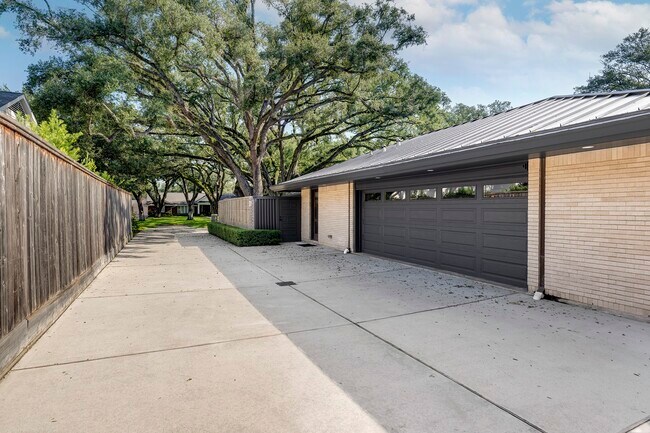 Building Photo - 5675 Green Tree Rd