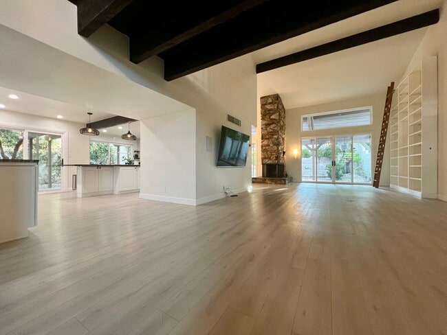 Building Photo - Hidden gem in the heart of Las Vegas