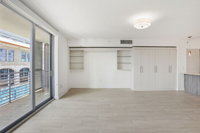 Building Photo - 111 SE 1st Ave