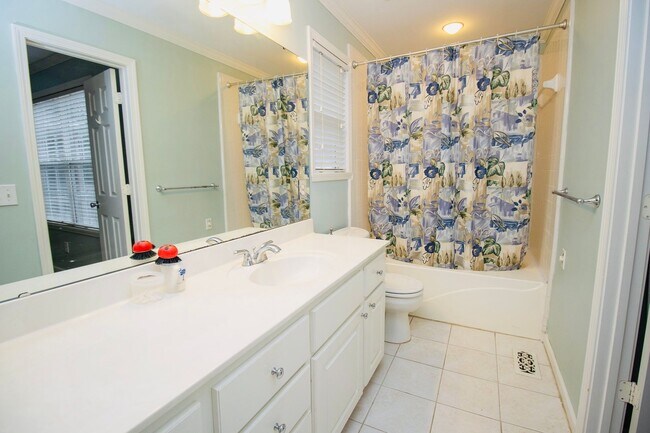 Building Photo - Charming 3 Bedroom, 2 Bathroom in Rosewood - Available May 2026!