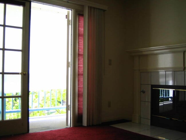 Building Photo - Via Zapata - 3bd/2.5ba Townhouse - Canyon Crest