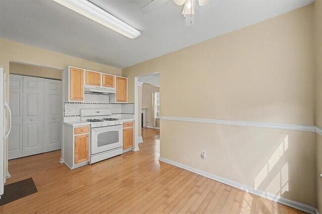 Building Photo - 2025 Baramore Oaks Dr