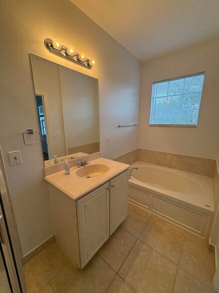 Building Photo - 129 E Bay Cedar Cir