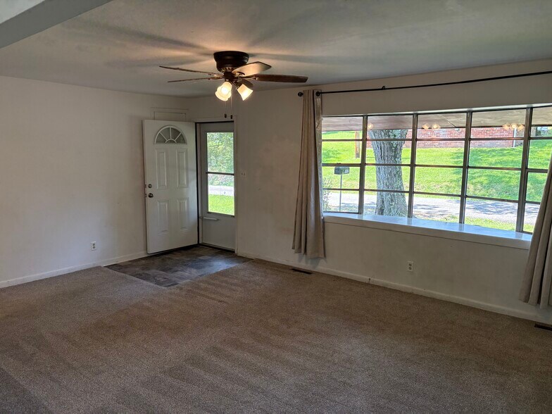 LIVING ROOM/FRONT DOOR - 702 Pearl Dr