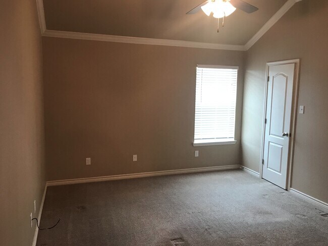Building Photo - Beautiful 3 Bedroom, 2 Bath Duplex Near Cl...