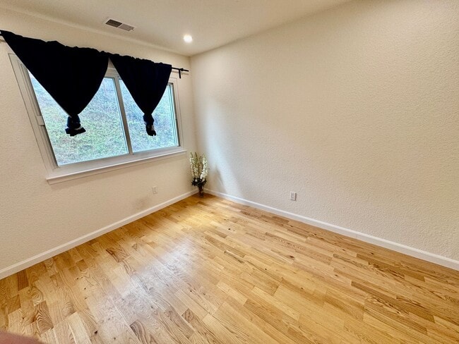 Building Photo - Stylish 3Bed/2.5Ba Daly City Home with Mod...