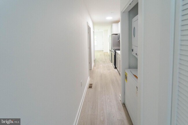Building Photo - Move In Ready 2 BD 1 BA close to Metro, Sh...