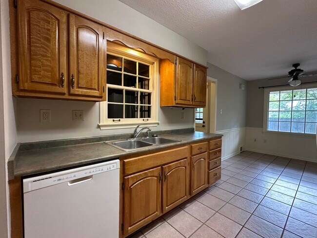 Building Photo - 1531 Cordova Rd