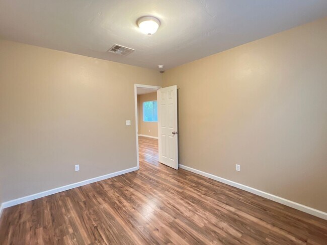 Building Photo - Northeast Bakersfield