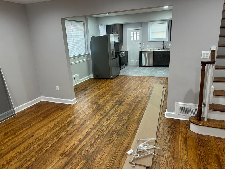 Building Photo - 723 Oneida Pl NW