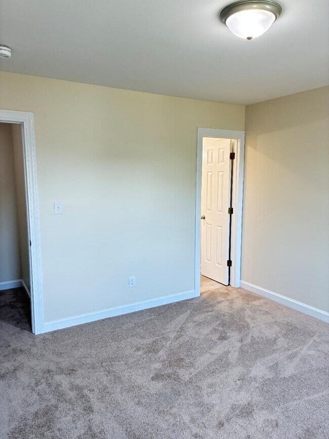 Building Photo - 1604 Pecan Ct N