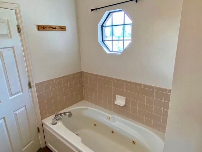 Building Photo - 236 SW Stanley Ct