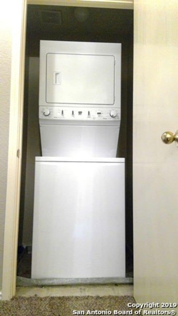 Building Photo - Townhouse near Medical Center in Gated Community