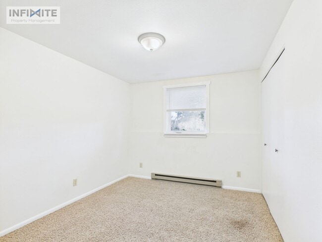 Building Photo - 3 Bedroom off East Valley Center!