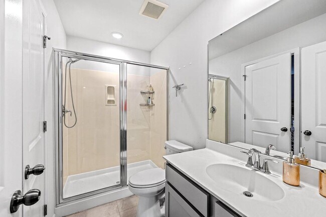 Building Photo - 6 Bedroom, 4.5 Bathroom Home in Cane Bay - Summerville