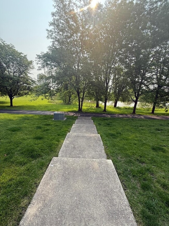 Building Photo - 1722 Middlebury Dr