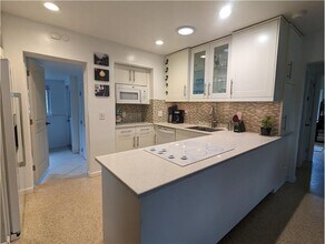 Building Photo - 609 NE 14th Pl