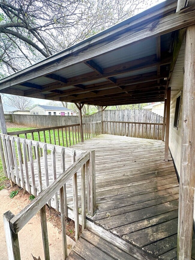 Building Photo - Welcome To Your Spacious Oasis!