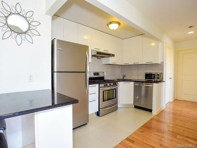 Building Photo - 132-35 Sanford Ave