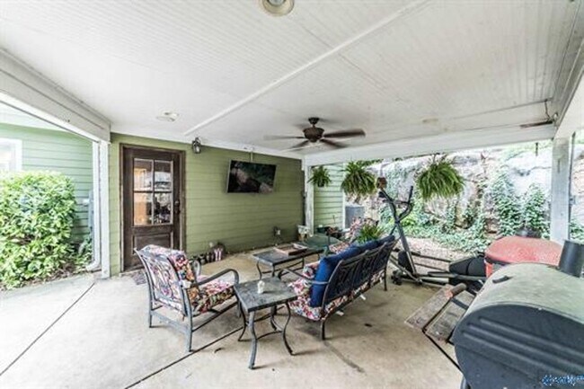 Building Photo - 1716 NE Wellman Ave