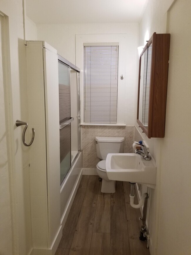 Building Photo - 10 N Touchet St