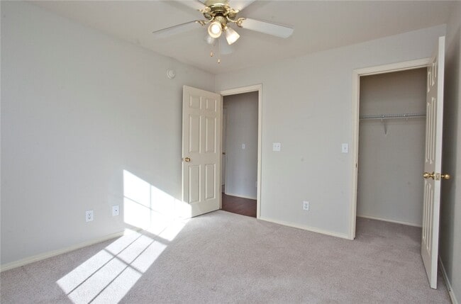 Building Photo - 807 SW Sandrock Rd