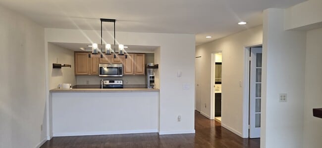 Building Photo - 7 Lake Bellevue Dr