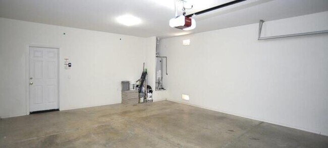 Building Photo - Priced right in Dove Mountain. Fresh & cle...