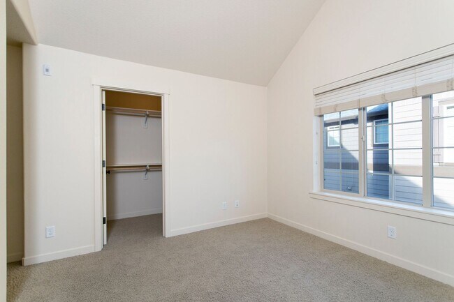 Building Photo - 2BD 2.5BA + Bonus Room/Den/Office Townhouse w/Garage + AC + Washer/Dryer Included