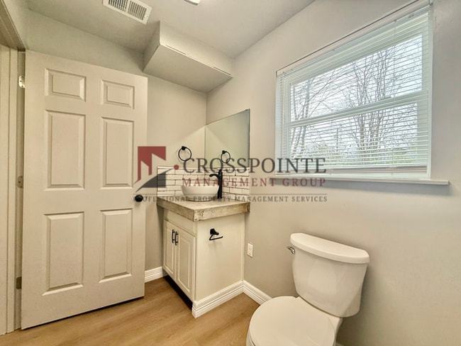 Building Photo - Beautiful 3 Bedroom 1.5 Bathroom House!