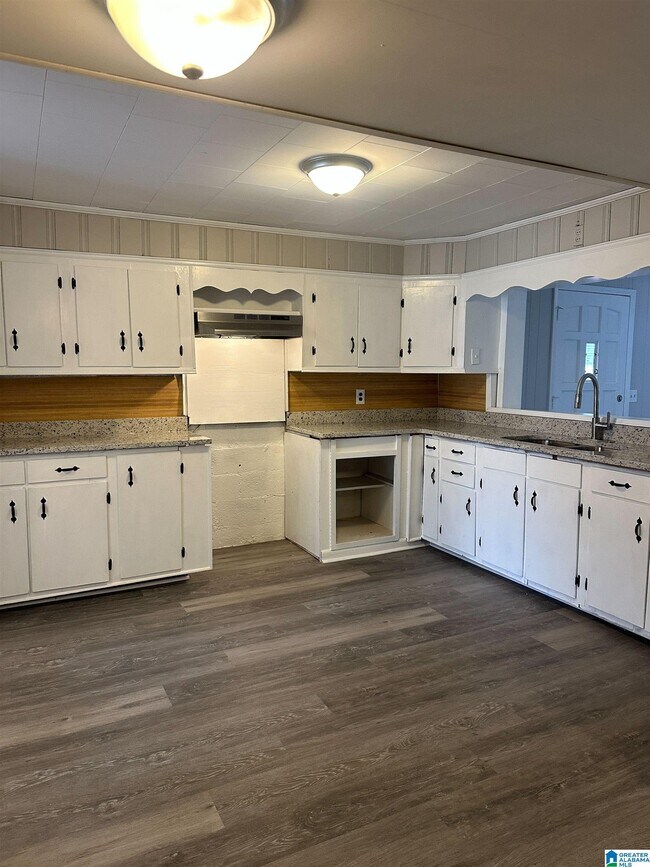 Building Photo - 1220 Skyline Dr