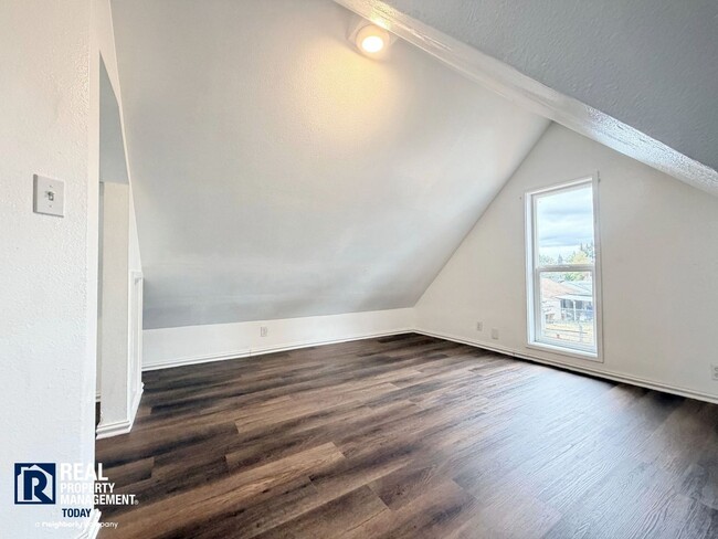 Building Photo - 860 S 68th St