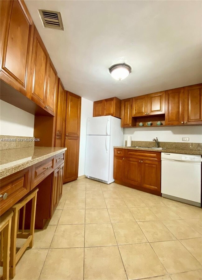 Building Photo - 905 Brickell Bay Dr