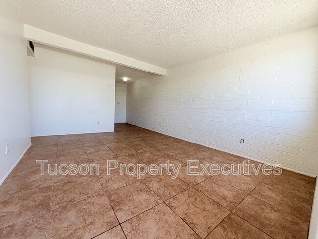 Building Photo - 4239 E Lee St